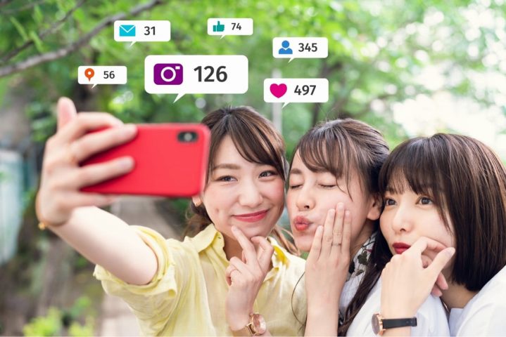 スマホで写真を撮るインフルエンサー女子3人